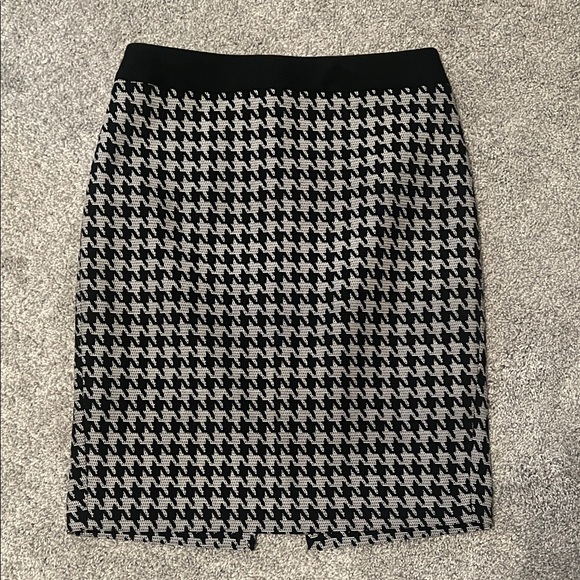 Express Dresses & Skirts - Express Black and White Houndstooth Pencil Skirt